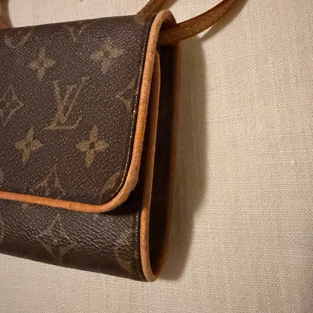Louis Vuitton Brown Monogram Crossbody Wallet - Picture 3 of 16